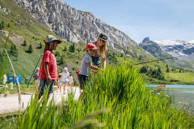 Pêche avec les enfants sur le lac de Tignes
